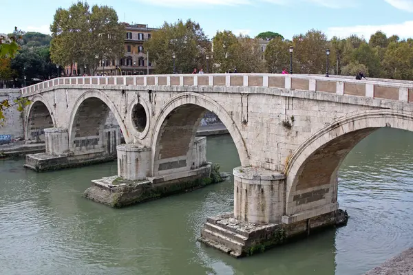 Roma, İtalya - 25 Ekim 2009: Old Stone Arch Bridge Garibaldi Capital City 'deki Tiber Nehri üzerinde Sonbahar Günü.