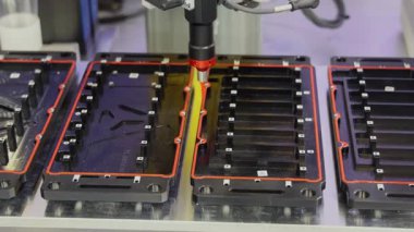 Robot Kolu Araba Fabrikasındaki Parçalara Sıvı Mühürleme Uygulaması