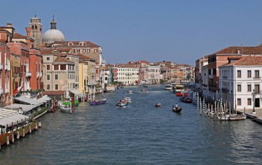 Venedik, İtalya - 25 Eylül 2009: Venezuela 'daki Büyük Kanal' da Taxi Boats ve Gondola Havadan Görünümü.