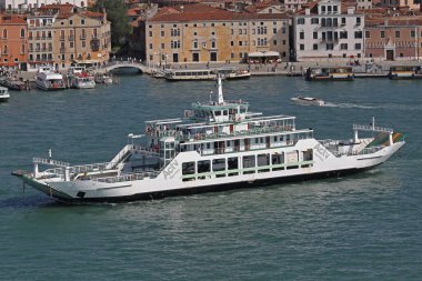 Venedik, İtalya - 26 Eylül 2009: Lido Di Venezia 'dan Canal Travel at Canal Travel at Ferry Boat Actv.