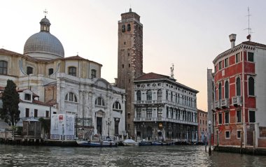 Venedik, İtalya - 22 Eylül 2009: Çan Kulesi ve San Geremia Roma Katolik Kilisesi Venezia 'daki Grand Canal, Autumn Afternoon..