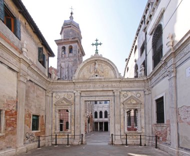 Venedik, İtalya - 25 Eylül 2009: Venezuela Şehir Merkezi 'ndeki San Giovanni Evangelista Okulunun Giriş Kapısı.