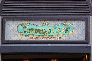 Florence, İtalya - 28 Eylül 2009: Şehir Merkezi 'ndeki Calzaiuoli Caddesi' nde Geleneksel İtalyan Coronas Cafe Pasticceria Tabelası.