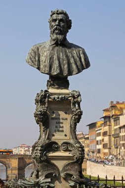 Florence, İtalya - 28 Eylül 2009: Ünlü Benvenuto Cellini Goldsmith 'in Bronz Büstü Ponte Vecchio Köprüsü Tarihi Tarihi Tarihi Tarihi Tarihi Gününde.