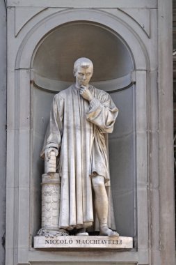 Florence, İtalya - 30 Eylül 2009: Ünlü Niccolo Machiavelli Diplomat Heykeli Filozof ve Uffizi Galerisi tarihçisi.