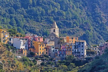Corniglia, İtalya - 03 Ekim 2009: Liguria Kıyısı Küçük Kasabası Corniglia 'da Renkli Evler.