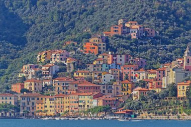 Fezzano, İtalya - 03 Ekim 2009: Liguria Kıyısı Küçük Kasabası Fezzano 'daki Renkli Evler.