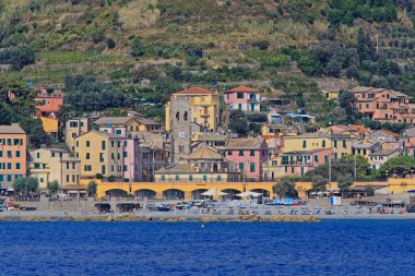 Monterosso al Mare, İtalya - 03 Ekim 2009: Monterosso al Mare Cinque Terre Liguria Sahili 'nde Sandy Plajı. 