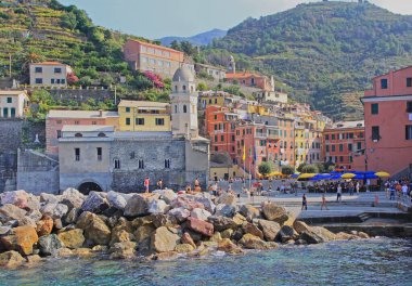 Vernazza, İtalya - 03 Ekim 2009: Vernazza Kasabası Cinque Terre Liguria Sahili 'nde Bir grup turist Sunny Autumn Day Travel.