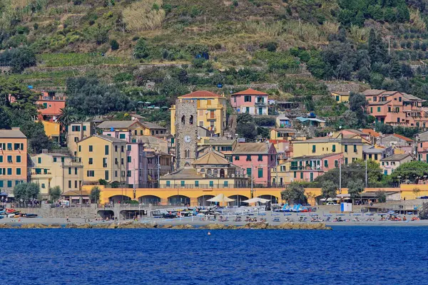 Monterosso al Mare, İtalya - 03 Ekim 2009: Monterosso al Mare Cinque Terre Liguria Sahili 'nde Sandy Plajı. 