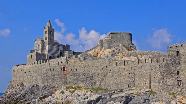 Portovenere, İtalya - 03 Ekim 2009: Liguria Coast Rock Sunny Autumn Day Seyahat Sahası Aziz Peter Kilisesi.