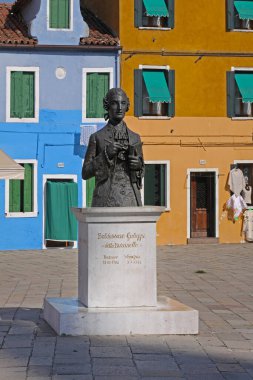 Venedik, İtalya - 24 Eylül 2009: Burano Town Square Sunny Autumn Day 'de Baldassare Bronz Büstü Galuppi Ünlü Venedik Bestecisi.