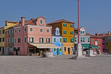 Venedik, İtalya - 24 Eylül 2009: Küçük Akdeniz Style Town Piazza Galuppi Meydanı Güneşli Sonbahar Gününde Burano Adası 'nda Renkli Evler.