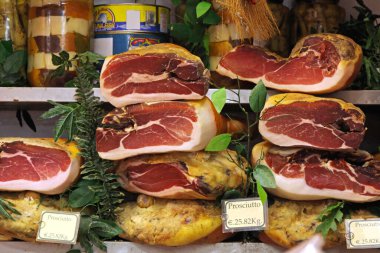 Florence, İtalya - 01 Ekim 2009: Geleneksel İtalyan Prosciutto Crudo Kurutulmuş Lezzetli Et Çiftçi Pazarı 'nda Satılık.