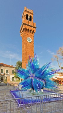 Venedik, İtalya - 24 Eylül 2009: Campo Sainto Stefano Meydanı 'ndaki Saat Kulesi' nin önündeki ünlü Mavi Cam Heykel Güneşli Sonbahar Günü Seyahati.