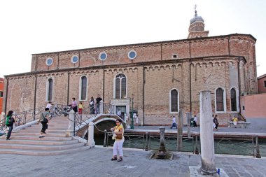 Venedik, İtalya - 24 Eylül 2009: Murano Adası Sonbahar Gününde Roma Katolik Kilisesi.