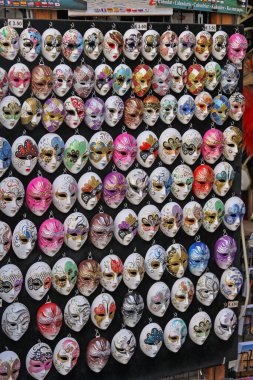 Venedik, İtalya - 27 Eylül 2009: Hediyelik eşya dükkanında Küçük Renkli Venedik Maskeleri Dekorasyonu.