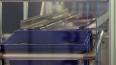 Paketleme Fabrikasında Dikey Taşıyıcı Asansör Sandığı Kaldırma