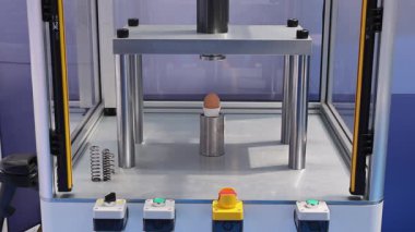 Hidrolik Basın Atölyesi Ekipman Testinde Bir Yumurta