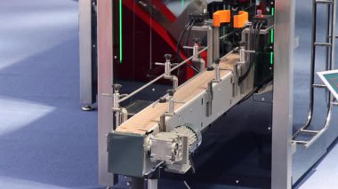 Makine Üretim Fabrikasına Boş Taşıyıcı Kayış Taşımacılığı