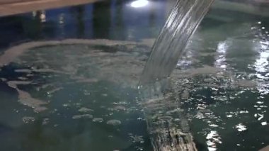 Şelale Yüksek Su Modern Havuz Su Kaplıcasında Akıyor