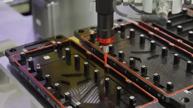 Fabrikadaki Araba Parçalarına Sıvı Mühürleyici Robotik Kol İpucu Uygulaması