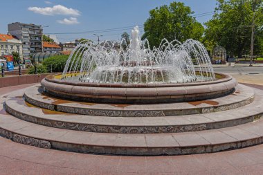 Belgrad, Sırbistan - 01 Temmuz 2024: Başkentteki Güneşli Yaz Günü 'nde Su Çeşmesi Yuvarlak Yapısı Yakınları.