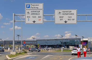 Belgrad, Sırbistan - 28 Mayıs 2024: Lane Direction Okları Otoparka Gelen Yollar Otobüs Vip Vip Üstten Geçiş Tabelasında Havalimanı Nikola Tesla Otopark Terminali.