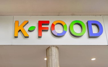 Belgrad, Sırbistan - 12 Haziran 2024: Kralja Aleksandra Bulvarı 'ndaki Güney Kore Gıda Süpermarketinde Renkli İmza Mektupları.