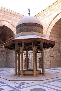 Kahire, Mısır - 01 Mart 2010: Kabil Mahallesi 'ndeki Sultan Barquq Camii' nin Avlusundaki Abdest Çeşmesi.