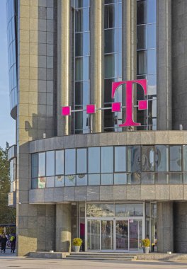 Üsküp, Kuzey Makedonya - 23 Ekim 2023: Haberleşme Hizmetleri Sağlayıcı Makedonski Telekom Genel Merkezi Genel Merkezi Binası.