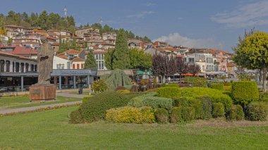 Ohri, Kuzey Makedonya - 23 Ekim 2023: Ohri Aziz Naum Bronz Heykeli Güneşli Sonbahar Gününde Şehir Parkının Bahçesi.