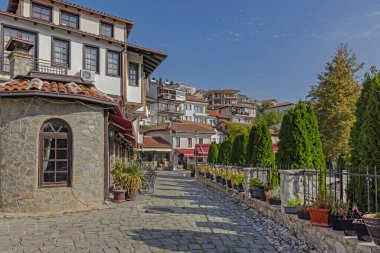Kuzey Makedonya 'nın Ohri kenti - 23 Ekim 2023: Sunny Autumn Day' de Eski Kent 'te Ahşap Çerçeveli Evler Beyaz Cepheli Sokak.