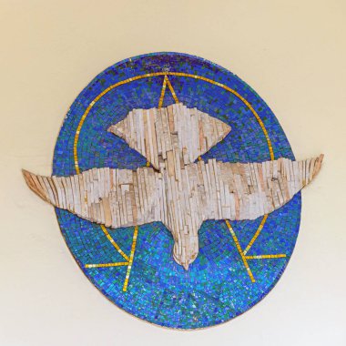 Budapeşte, Macaristan - 31 Temmuz 2022: Budavari Evanjelik Kilise Kalesi 'ndeki Beyaz Güvercin Mavi Taşlar Mozaiği.