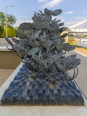 Szeged, Macaristan - 30 Temmuz 2022: Tisza Nehri 'nde Çiçek Açma Anıtı Yaz Bayramı.