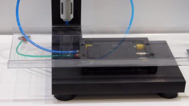 Laboratuvarda Pnömatik Hava Titreşim Masa Deneme Ekipmanı