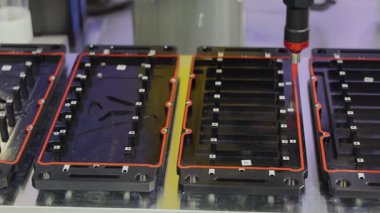 Robot Kolu İpucu Fabrikadaki Parçalara Sıvı Mühürleme Uygulaması