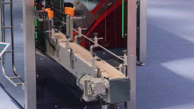 Büyük Makine Üretim Fabrikasına Boş Taşıyıcı Taşımacılık