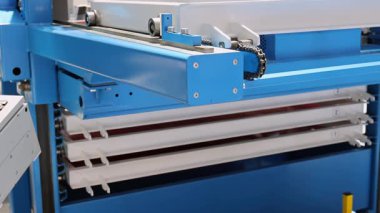 Metal Atölyesinde Otomatik Panel Değiştirici Makinesi