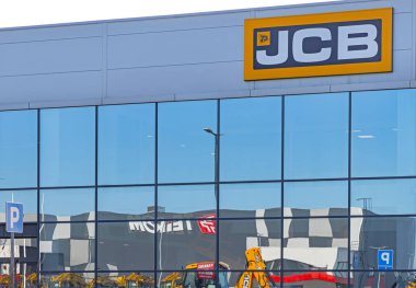 Simanovci, Sırbistan - 21 Mart 2025: Sanayi Parkı 'ndaki İnşaat Makineleri Jcb Satıcılık Depo Terası Şirketi.