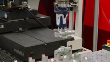 Otomatik Robot Kolu Metal Parça Seçimi ve Yer Fabrikası Testi