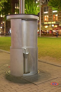 Amsterdam, Hollanda - 17 Mayıs 2018: Uri Asansör Umumi Tuvalet Pissoir Sokak Pissoir Metal Tuvaleti Gece Merkezi 'nde.