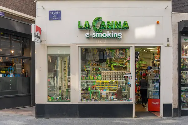 Amsterdam, Hollanda - 16 Mayıs 2018: Şehir merkezinde La Canna E Sigara Dükkanı Girişi.