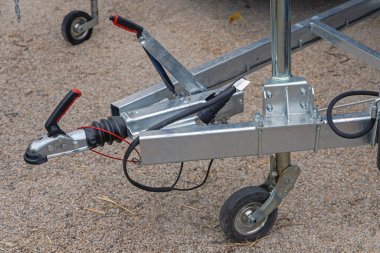 Kargo Karavanında El freni ve Destek Çarkı ile Bağlayıcı Euro Hitch