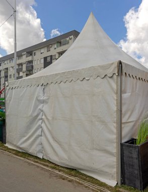 Fuar etkinliği için beyaz çadır tuvali kurulumu