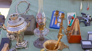 Bitpazarındaki Çeşitli Eski Nesneler Lamba Kasesi Metronom Antikaları