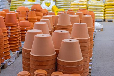 Yeni Terracotta Tabakları Yukarı Yukarı Yığınlar Açık Hava Depolama Bahçesi Merkezi