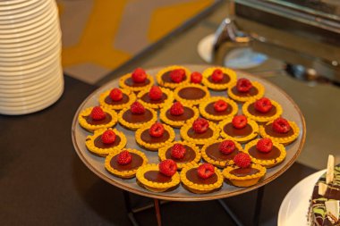 Tepside taze ahududu ile çikolatalı tart.