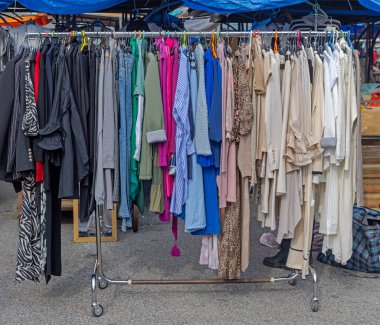 İkinci el kadın giysileri. Kıyafet Demiryolu Pazarı 'nda moda.