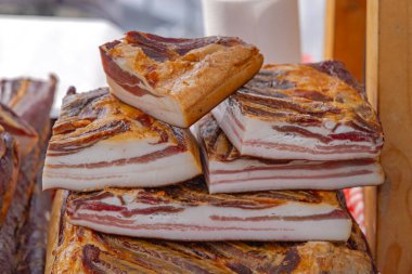 Yığınla tütsülenmiş domuz pastırması kurutulmuş domuz eti. Kapatın.